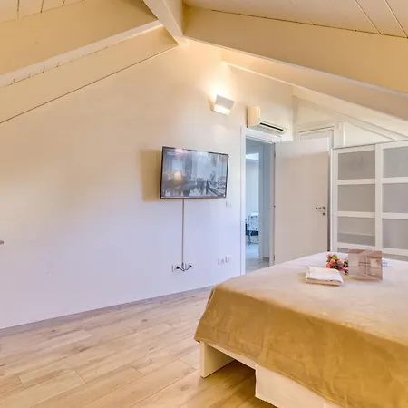 Appartement Il Regno Di Monica Attico Near The Sea - Happy